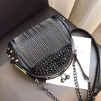 Sac noir orné d'une frange