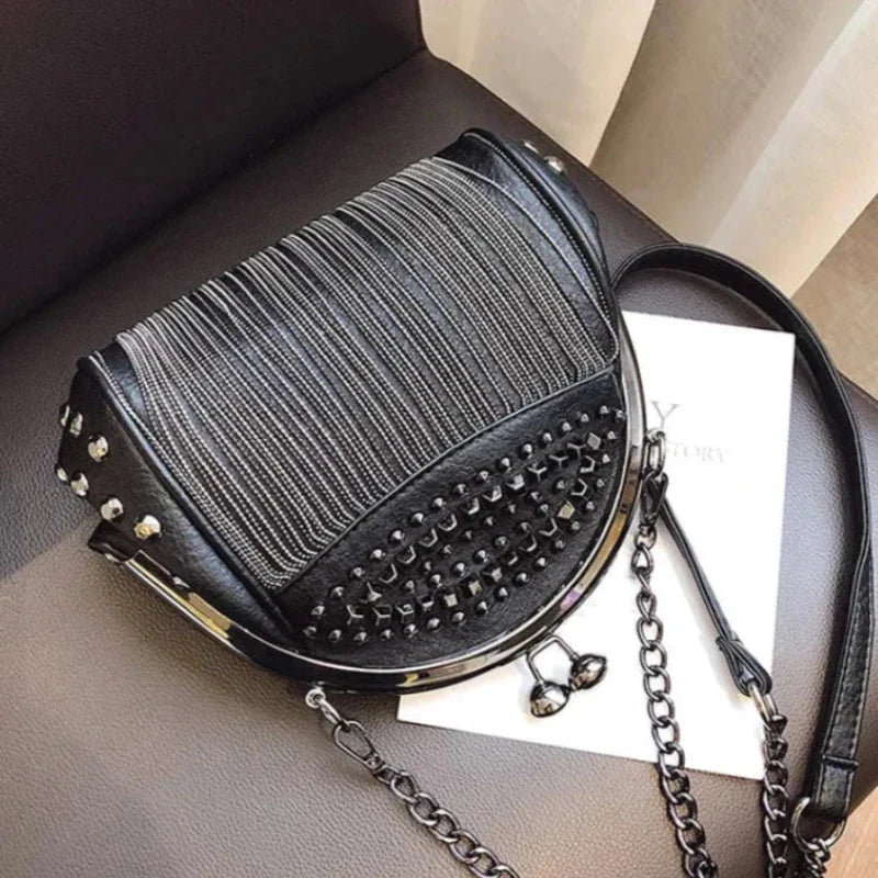 Sac noir orné d'une frange