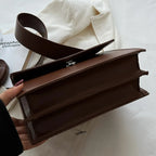 Sac noir porté à la main ou en bandoulière