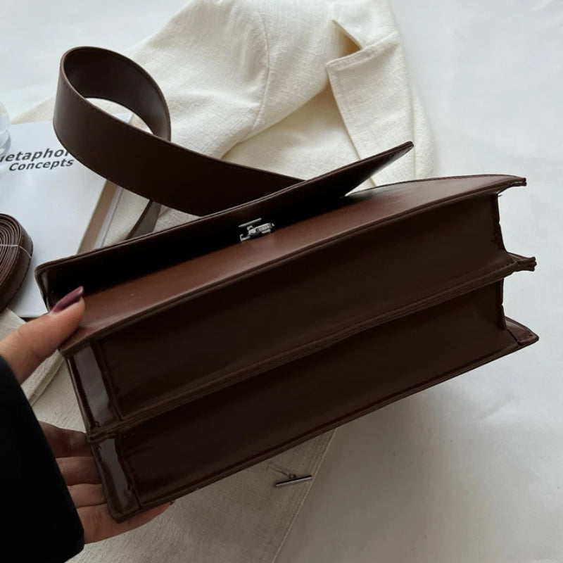 Sac noir porté à la main ou en bandoulière