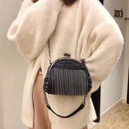 Sac noir porté avec frange