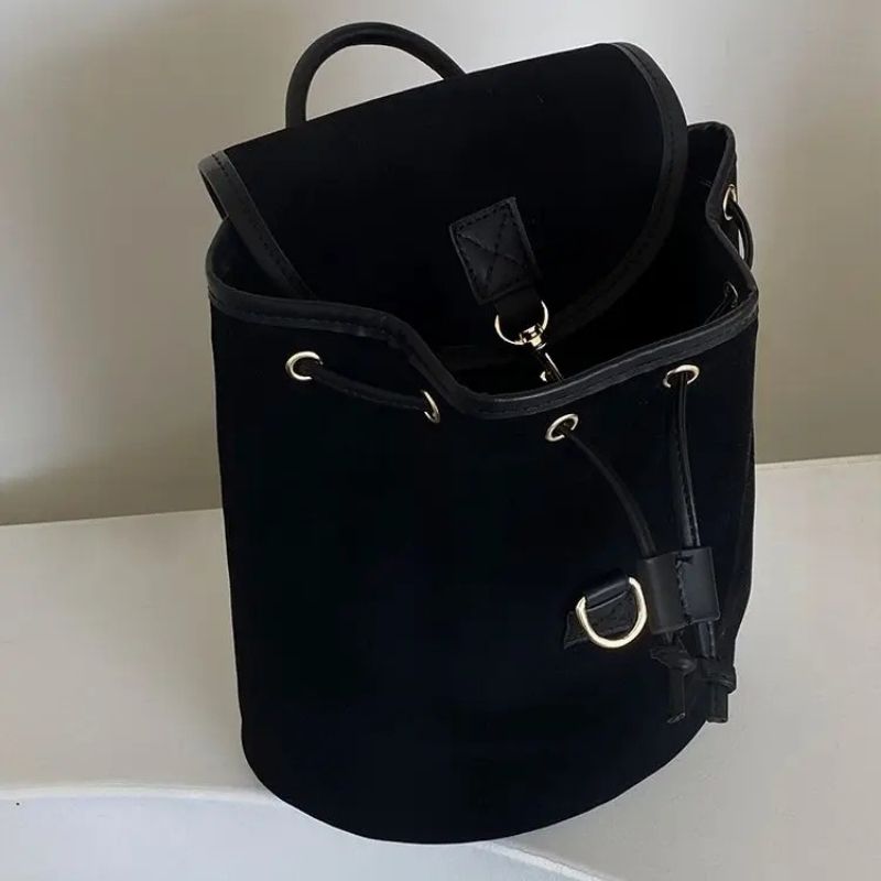 Sac noir pratique et tendance à dos
