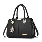 Sac orné d'une breloque pour femme