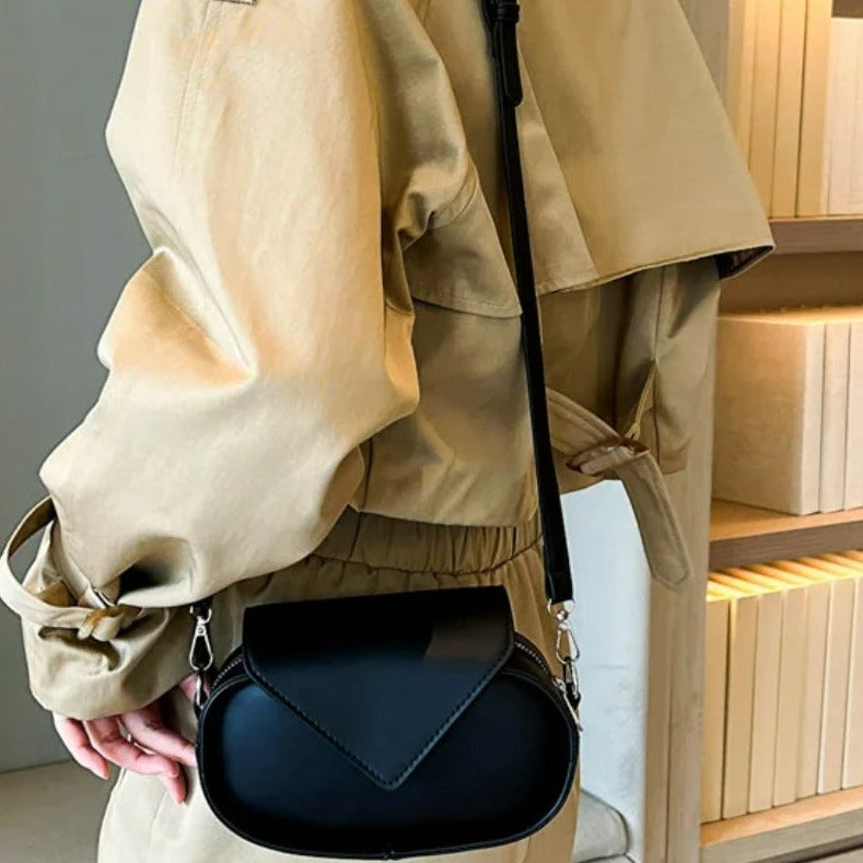 Sac ovale porté en bandoulière