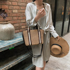 Sac panier à main doté d'une bandoulière en paille