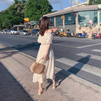 Sac panier artisanal en paille porté à la main