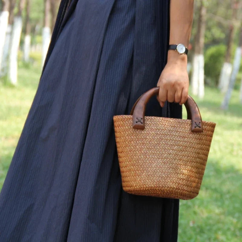 Sac panier en osier muni d'une poignée en bois