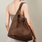 Sac panier marron en tissu porté à la main