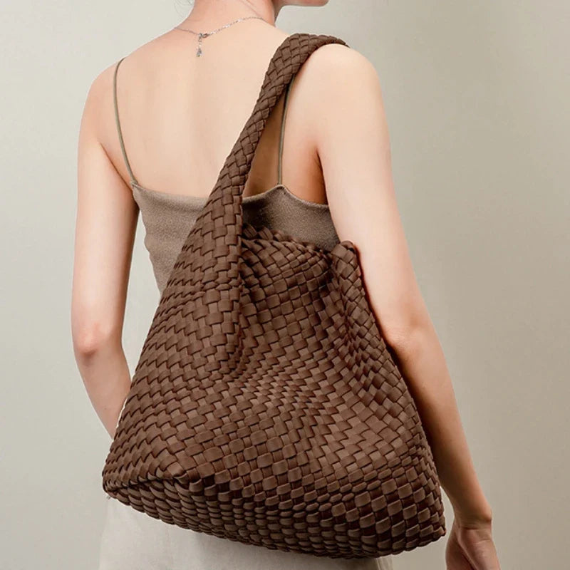Sac panier marron en tissu porté à la main
