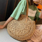 Sac panier rond bohème porté à la main