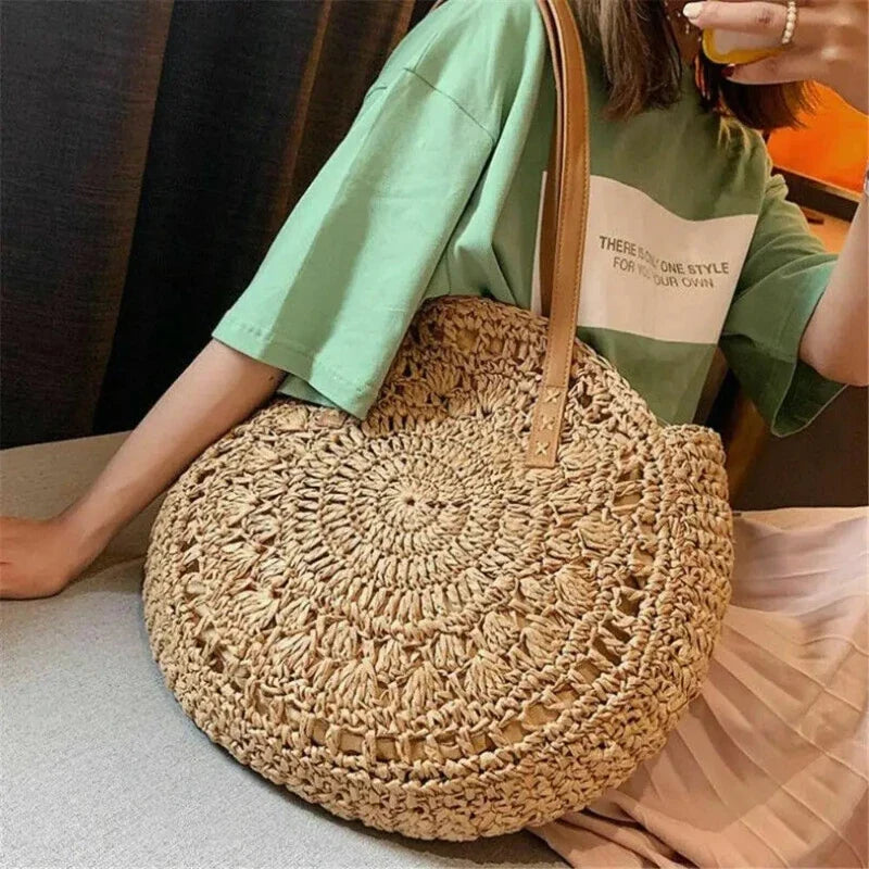 Sac panier rond bohème porté à la main