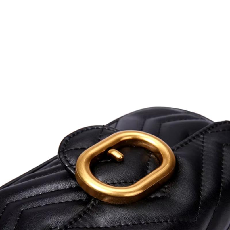 Sac petit format glamour doté d’une chaîne dorée