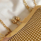 Sac pochette doré versatile pour soirée