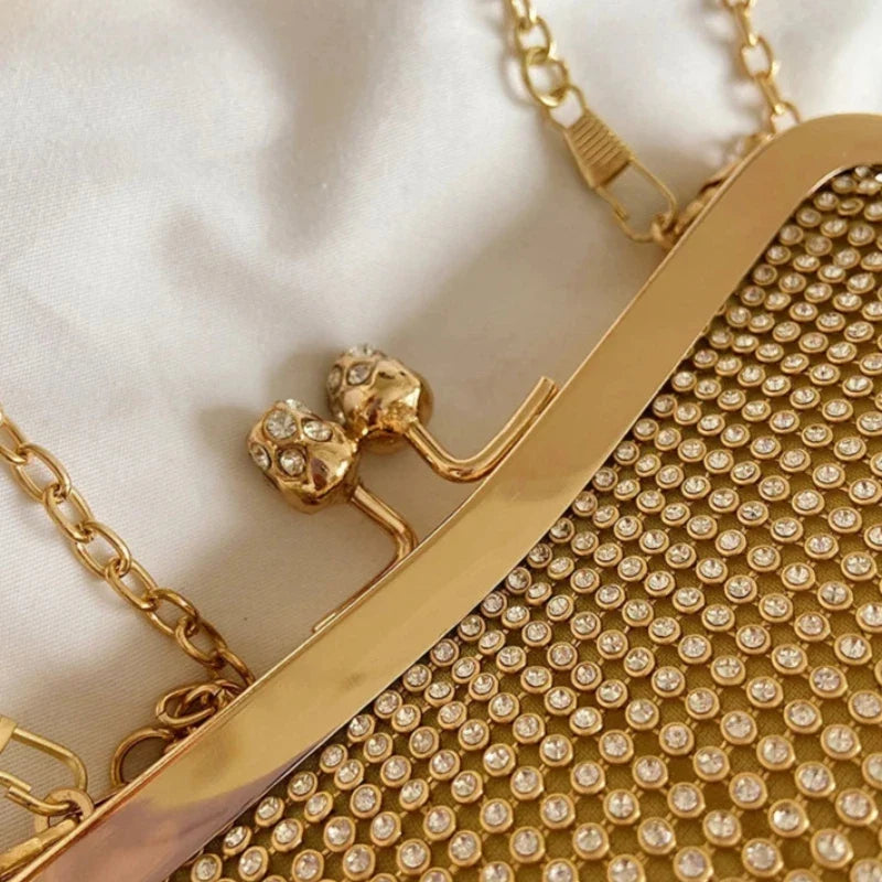 Sac pochette doré versatile pour soirée