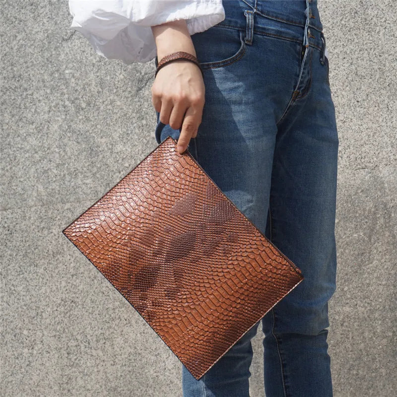Sac pochette soirée effet serpent