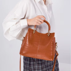 Sac porté main accompagné d’un portefeuille assorti