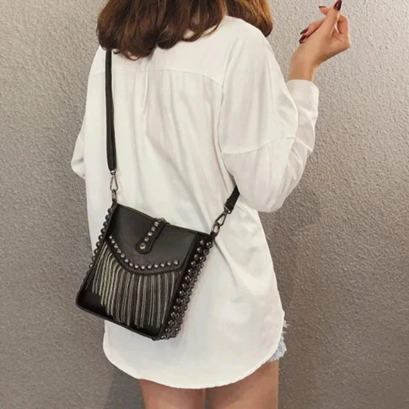 Sac pour femme avec bandoulière frange et rivet métallique