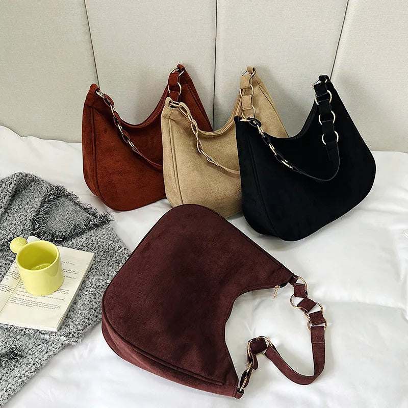 Sac pour femme en simili, porté en bandoulière avec élégance
