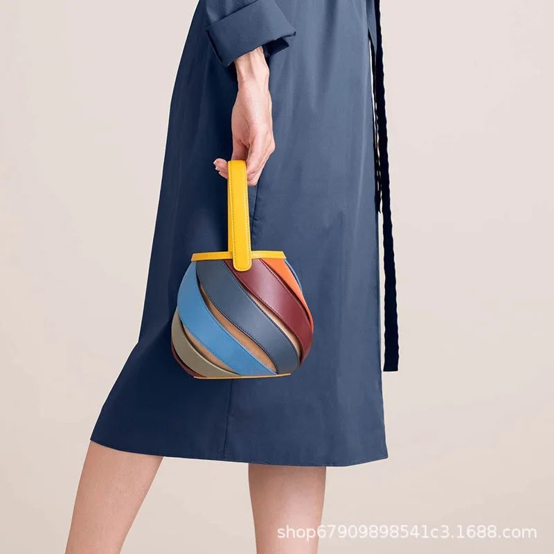 Sac pour femme façon seau original et coloré