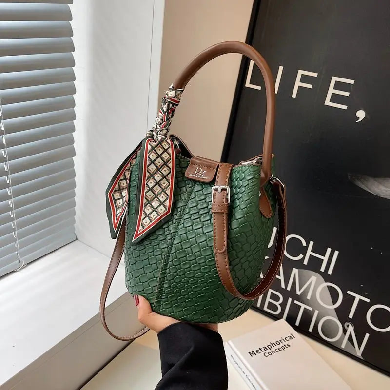 Sac pour femme forme seau effet écailles original
