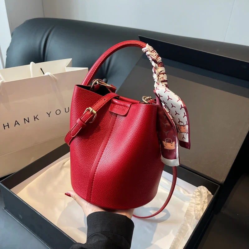 Sac pour femme forme seau rouge élégante et raffinée