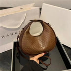 Sac raffiné en forme de baguette au design tressé