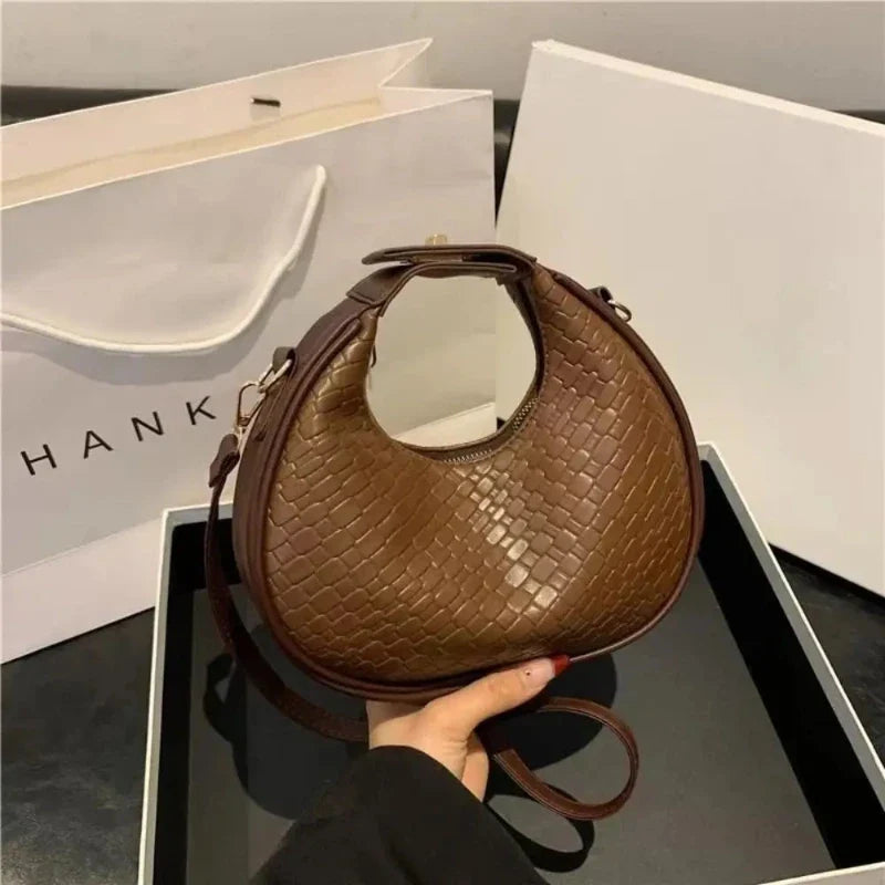 Sac raffiné en forme de baguette au design tressé