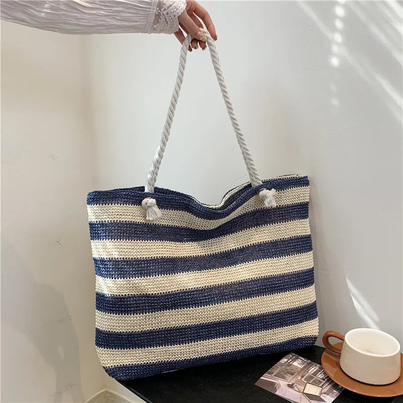 Sac rayé confectionné en paille pour la plage