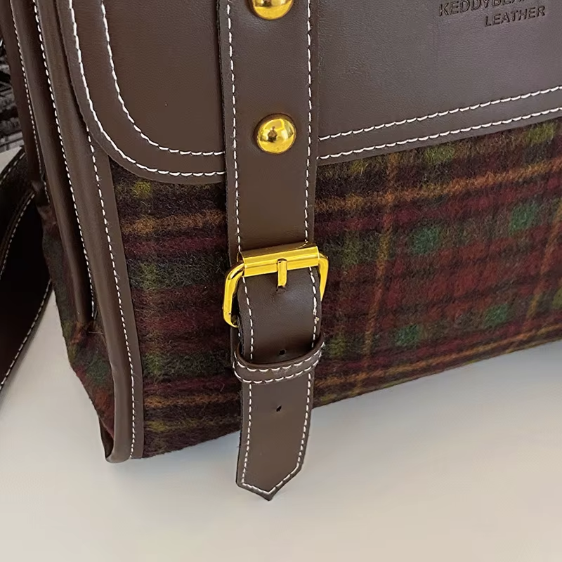 Sac rétro femme de forme cartable à carreaux