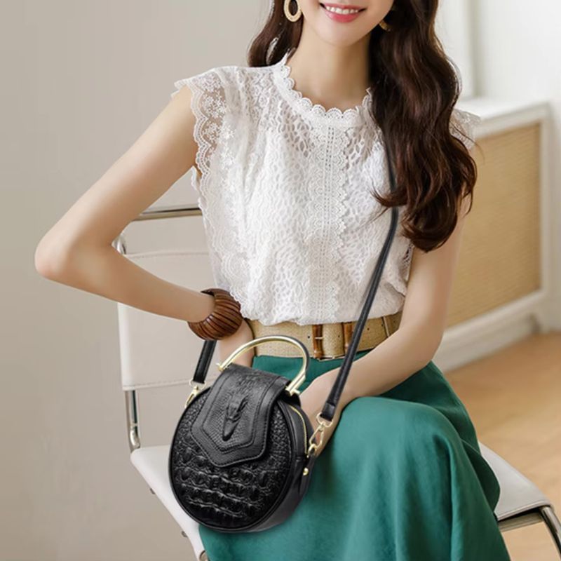 Sac rond en cuir façon croco à main
