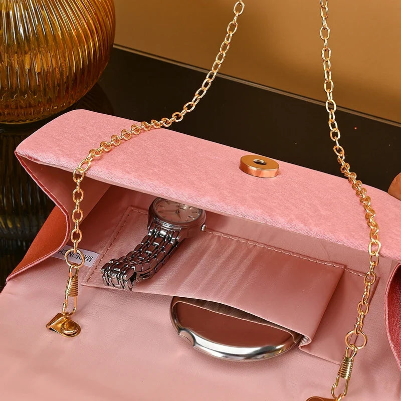 Sac rose au design moderne pour soirée