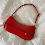Sac rouge forme baguette au design intemporel et sophistiqué