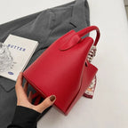 Sac rouge pour femme de forme seau raffinée