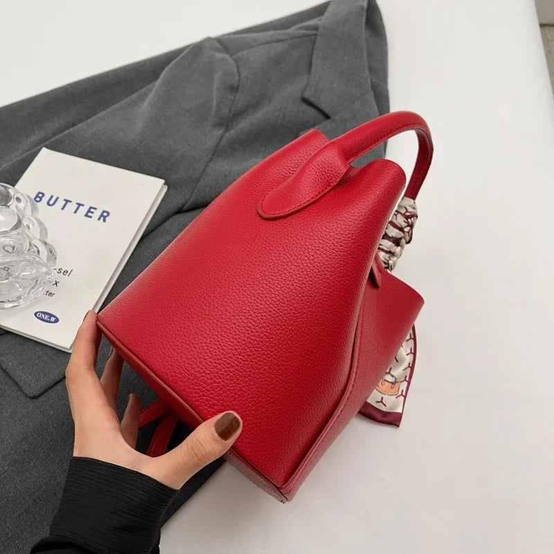 Sac rouge pour femme de forme seau raffinée