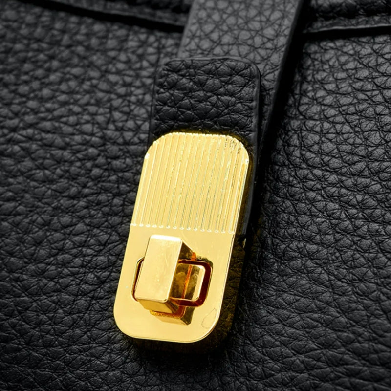 Sac seau à bandoulière porté à la main