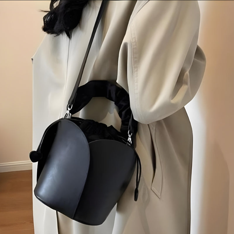 Sac seau conçu en cuir