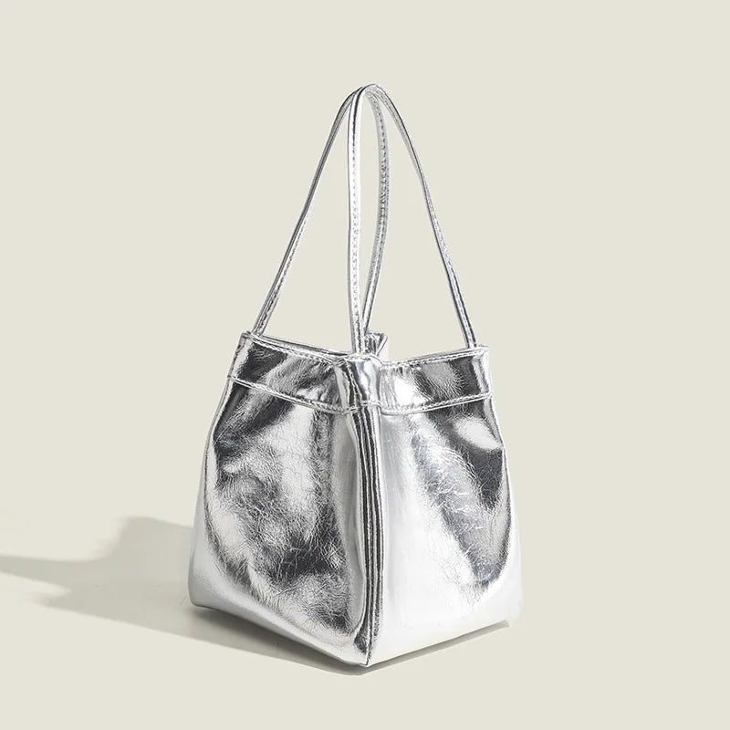 Sac seau féminin à finition argentée