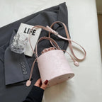 Sac seau féminin de couleur rose et tendance