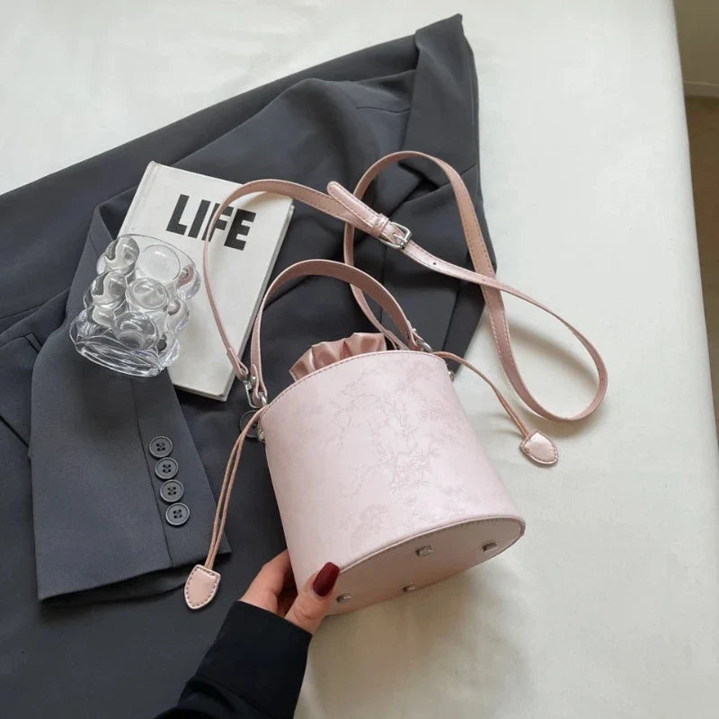 Sac seau féminin de couleur rose et tendance