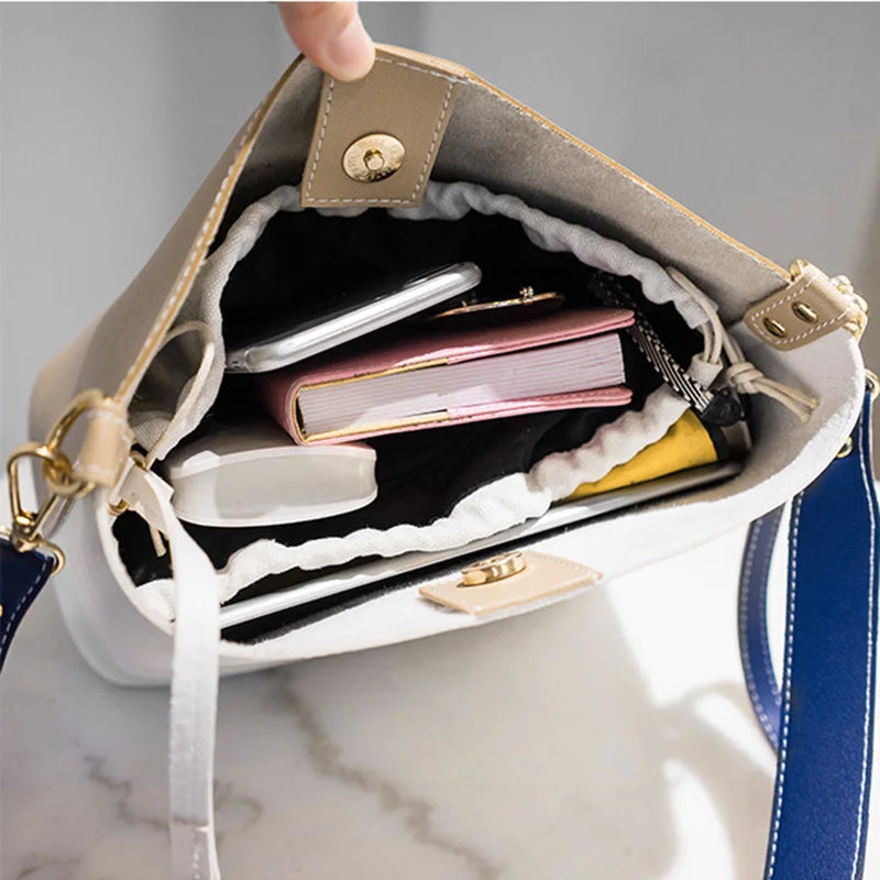 Sac seau féminin luxueux doté d’une bandoulière