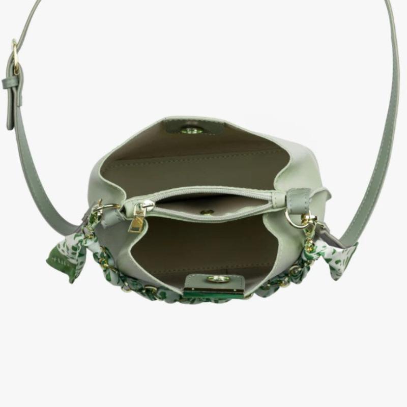 Sac seau féminin porté à la main