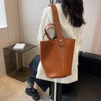 Sac seau pour femme de couleur marron et luxueux