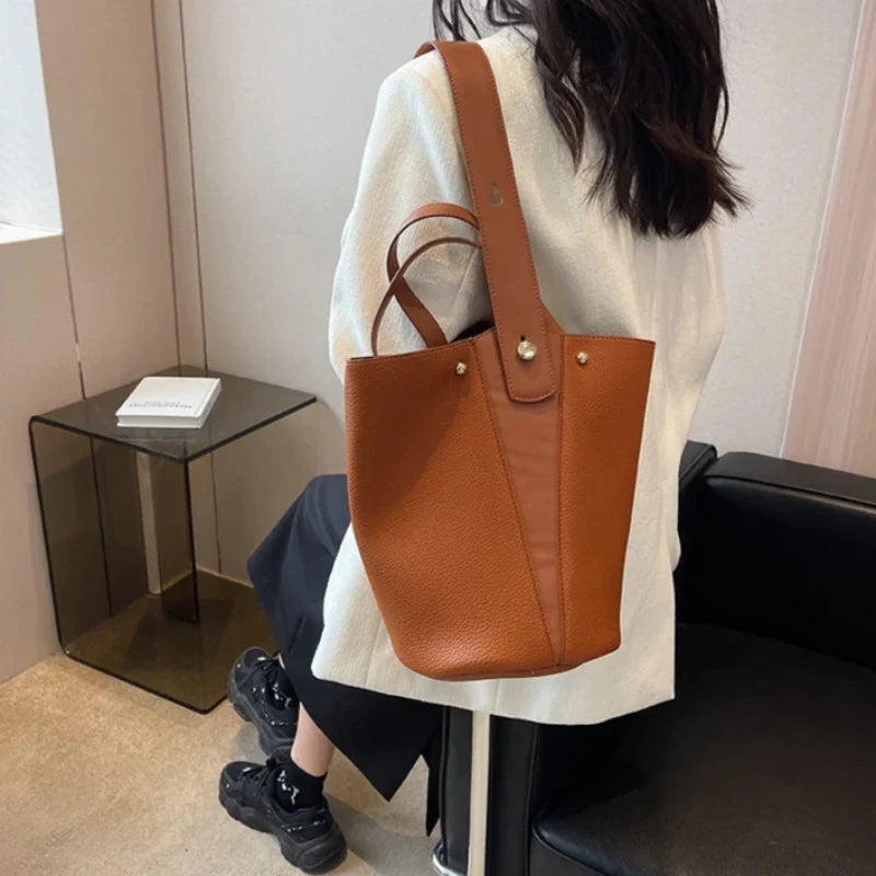 Sac seau pour femme de couleur marron et luxueux