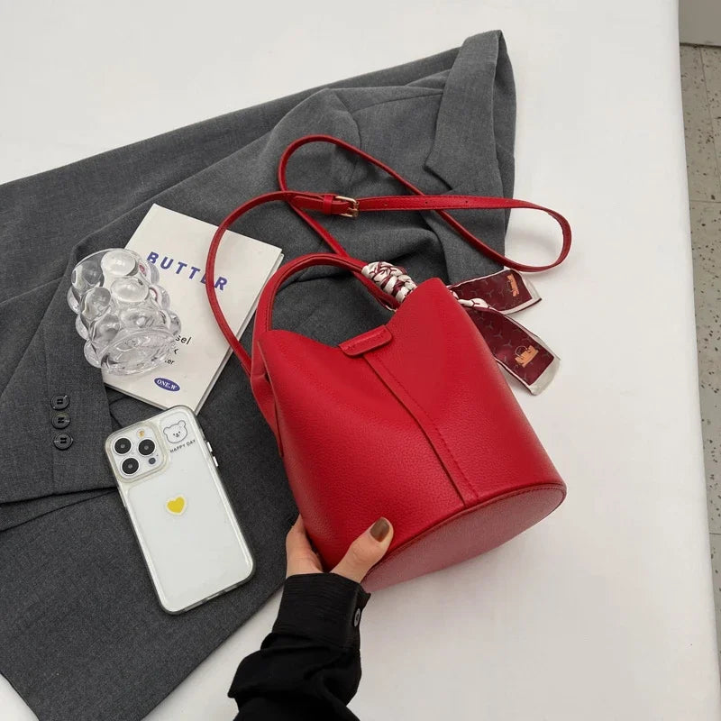 Sac seau raffiné pour femme en rouge