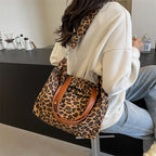 Sac souple à bandoulière au motif léopard