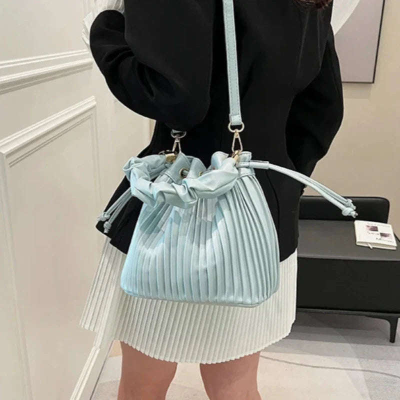 Sac souple féminin bleu de style bourse