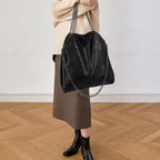 Sac souple noir à bandoulière pour femme