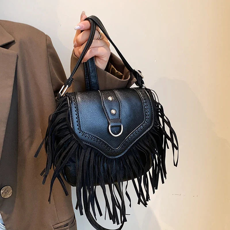 Sac style besace orné de franges