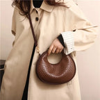 Sac tressé de forme baguette au style raffiné