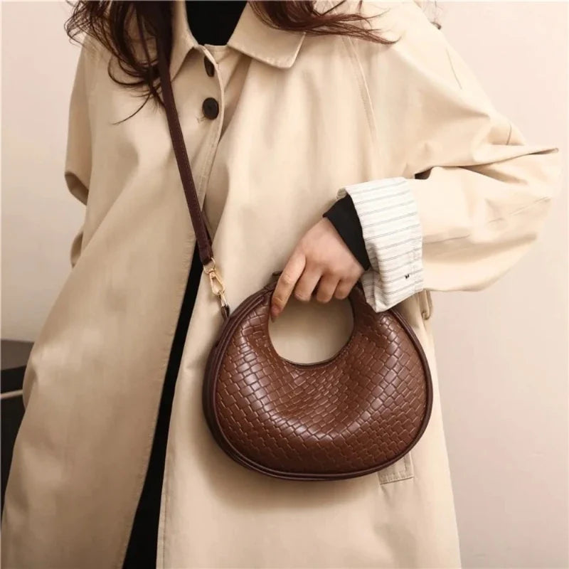Sac tressé de forme baguette au style raffiné